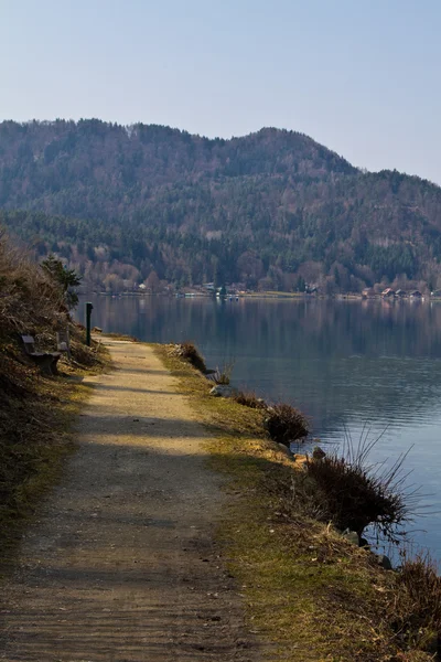 Path next to a lake — Stock Photo, Image