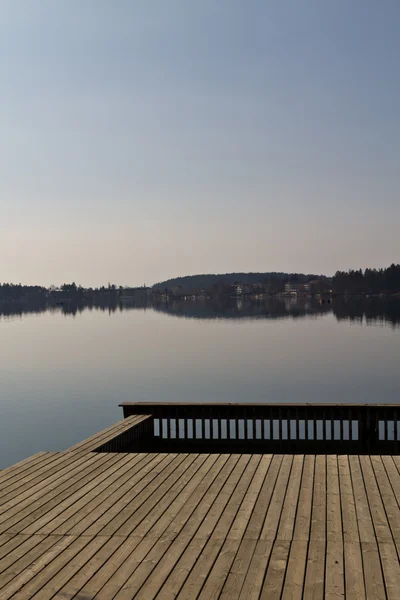 Widok na jezioro z desek — Zdjęcie stockowe