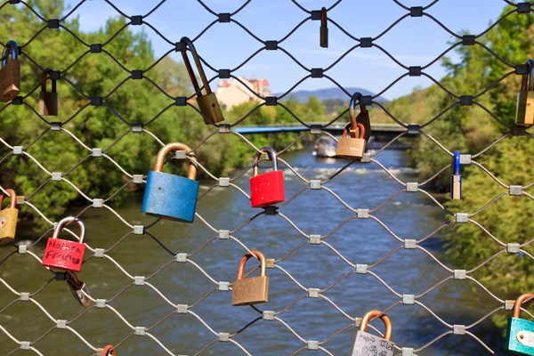 Miłość zamyka na moście — Zdjęcie stockowe