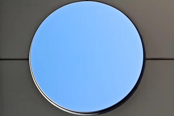 Gökyüzüne beyaz delik — Stok fotoğraf