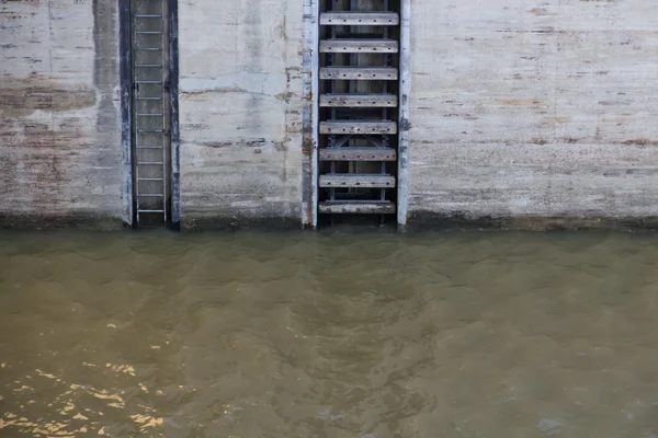 Escaleras en el agua —  Fotos de Stock