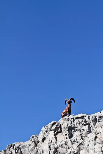 Фальшивий козел на підробленому камені — стокове фото