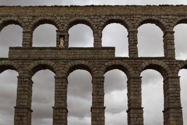 Акведук перед темним небом — стокове фото