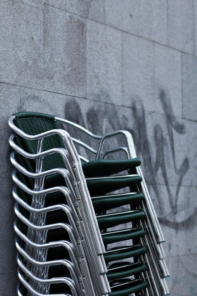Cadeiras empilhadas molhadas — Fotografia de Stock