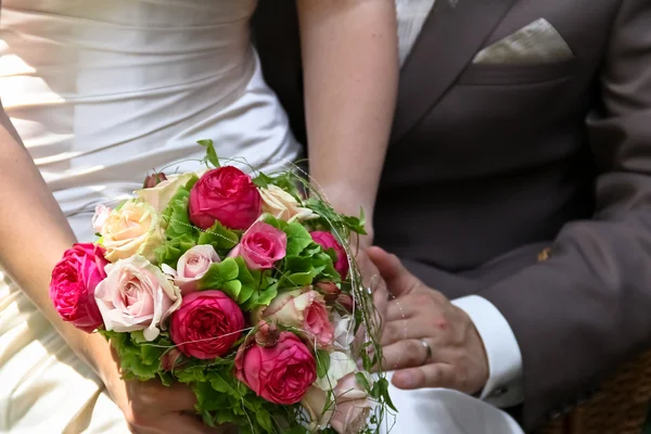 Bouquet da sposa con coppia — Foto Stock
