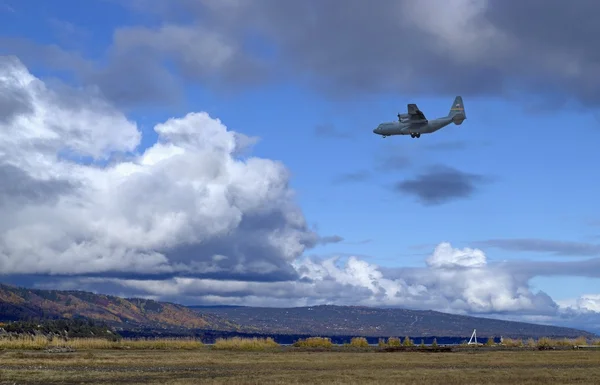 低空飛行空軍飛行機 — ストック写真