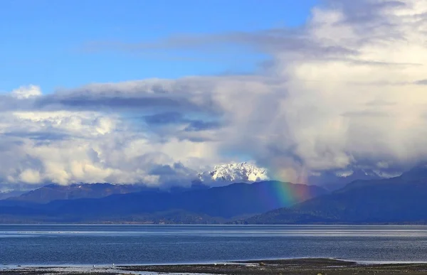 Arcobaleno con montagne e nuvole — Foto Stock