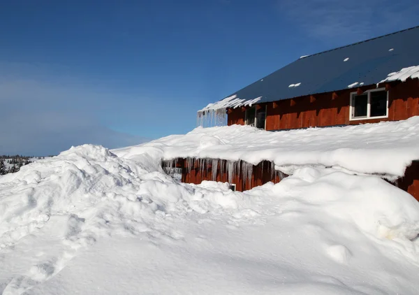 Haus unter Schnee begraben — Stockfoto