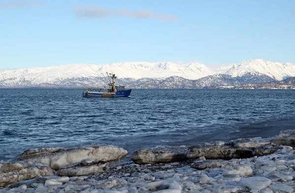 Синій рибальський траулер прямує до моря — стокове фото