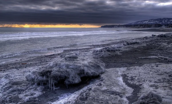 Ледяной пляж со штормовыми облаками — стоковое фото