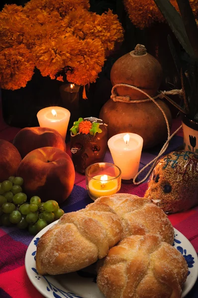 Mexican day of the dead offering altar (Dia de Muertos) — Stock Photo, Image
