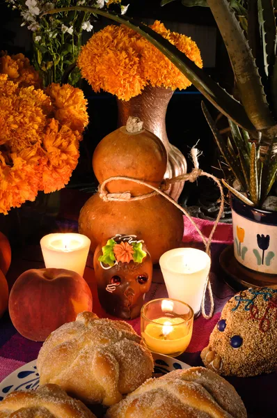 Meksykański dzień zmarłych oferuje ołtarza (Dia de Muertos) — Zdjęcie stockowe