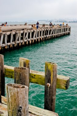 Torpido wharf, bulutlu bir günde iskelede Balık tutma