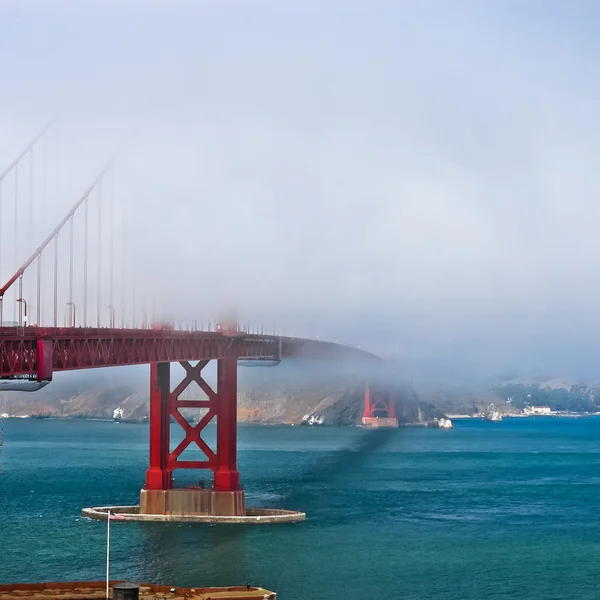 Brouillard épais couvrant Golden Gate Bridge — Photo