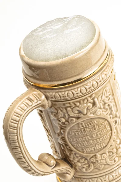 Caneca de cerveja tradicional com espuma sobre fundo branco — Fotografia de Stock