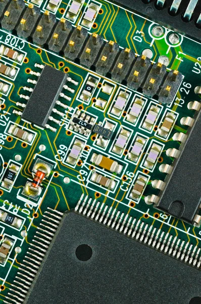 PCB Primer plano de la placa de circuito electrónico verde y componentes —  Fotos de Stock