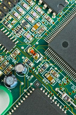 tatlı yeşil elektronik devrenin pcb ve bileşenleri kurulu