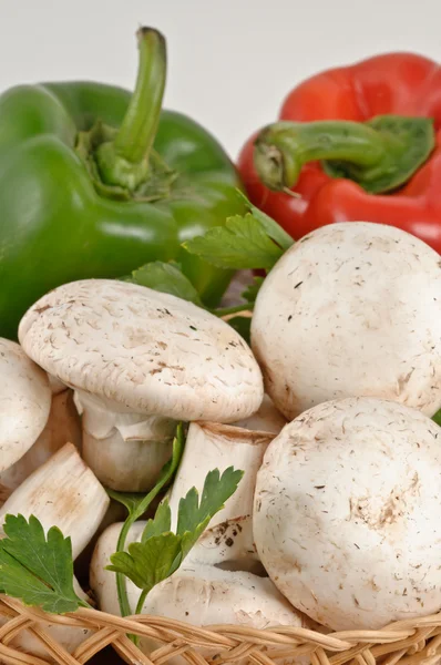Pyszne świeże grzyby białym i papryki w kosz — Zdjęcie stockowe