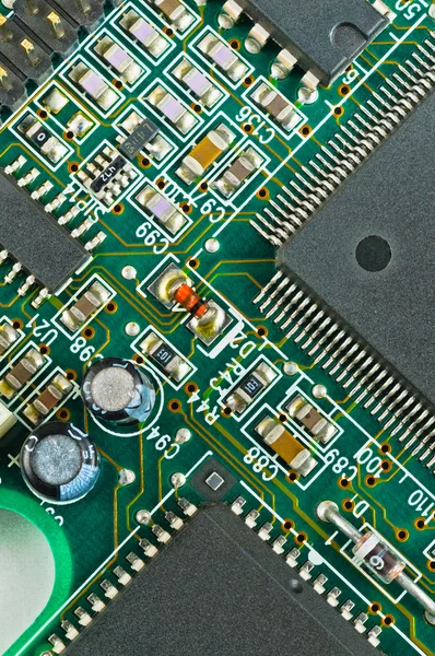 Primer plano de la placa de circuito electrónico verde PCB y componentes —  Fotos de Stock