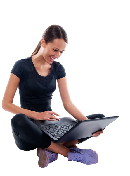 Довольная девушка с ноутбуком в руке — стоковое фото