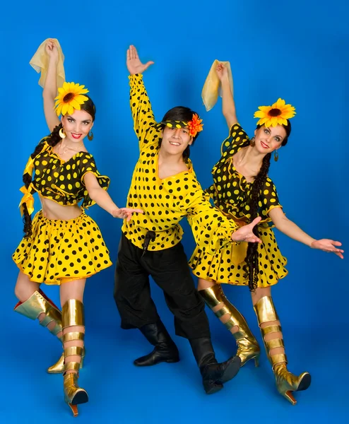 Deux filles et un gars dans les costumes nationaux russes dansant dans — Photo