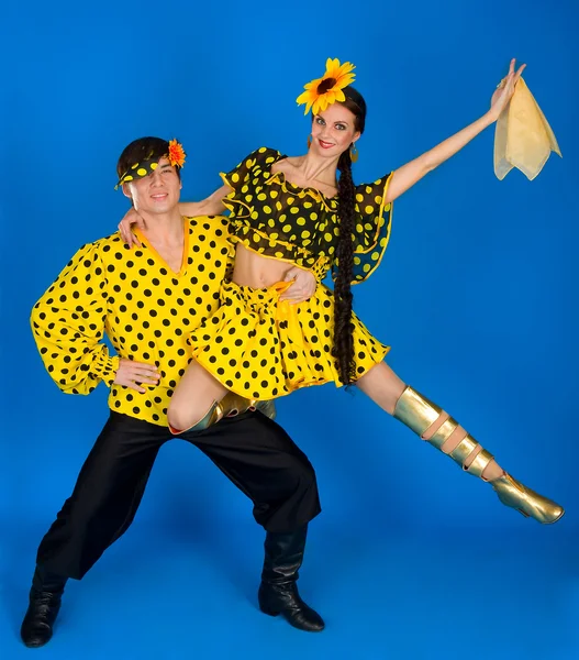 Молодая пара в национальных костюмах России танцует в студии — стоковое фото