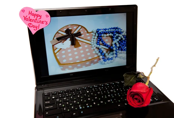 Rosa y corazón en un portátil — Foto de Stock