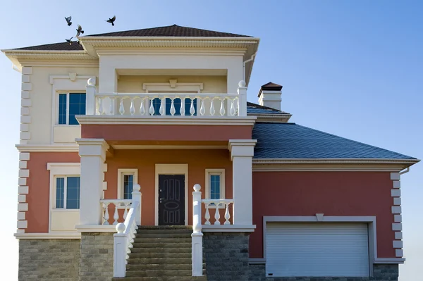 Luxuriöses Landhaus mit Garage — Stockfoto