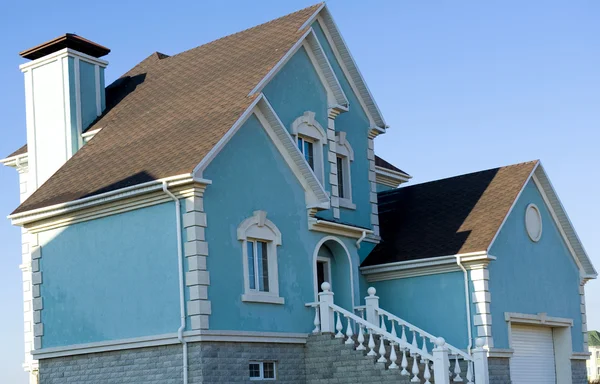 Grande casa de campo azul — Fotografia de Stock
