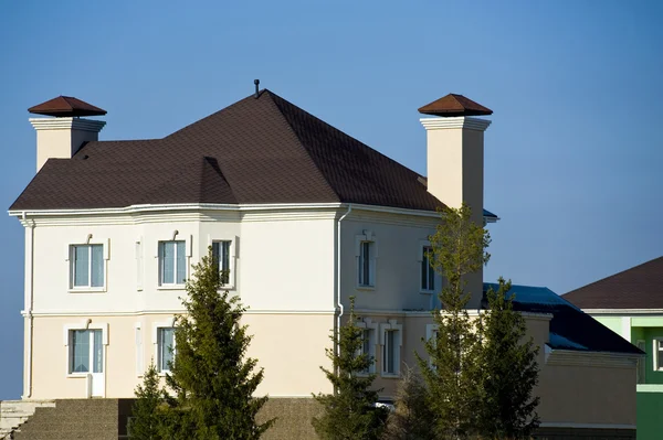 Ferienhaus auf blauem Himmel Hintergrund — Stockfoto