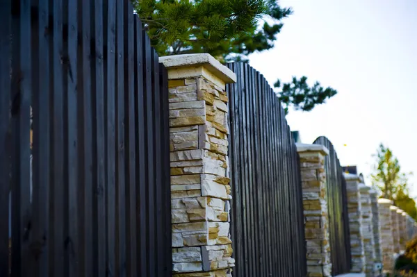 Clôture décorative avec colonnes — Photo