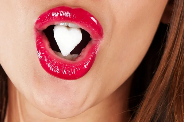 Τα χείλη του κοριτσιού με τη ζάχαρη με τη μορφή της καρδιάς — Φωτογραφία Αρχείου