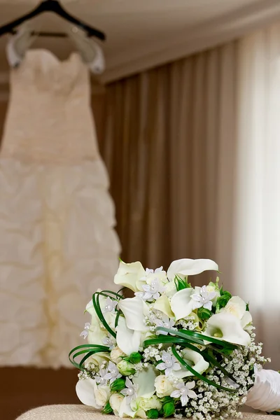 Bouquet de mariée et robe de demoiselle d'honneur — Photo