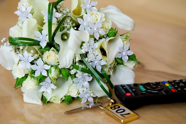 Bridal bouquet on the table — Stock Photo, Image