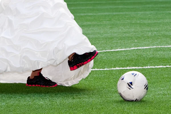 Pieds de mariée avec ballon de football — Photo