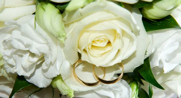 A beautiful wedding bouquet with rings — Stock Photo, Image