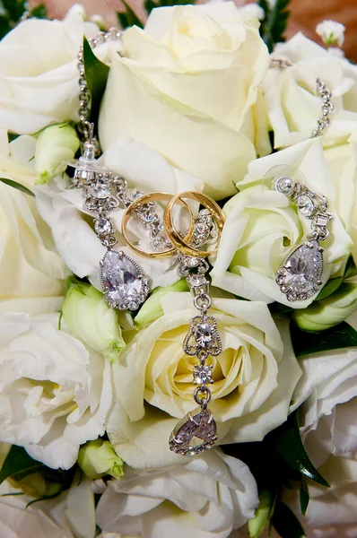 Snubní prsteny s květinami — Stock fotografie