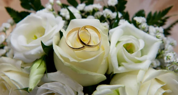 Snubní prsteny s květinami — Stock fotografie