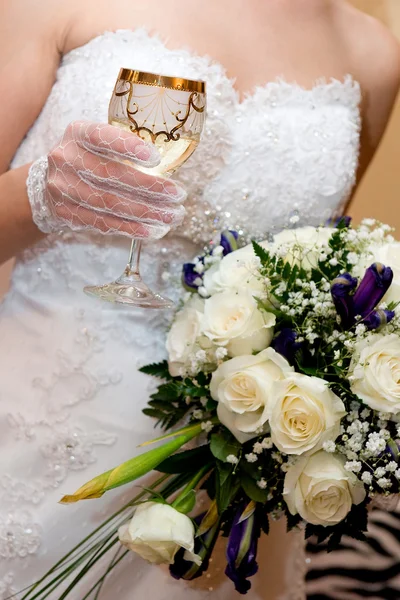 Brud med champagne och blommor — Stockfoto