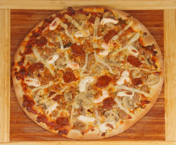 Pizza com salsicha — Fotografia de Stock