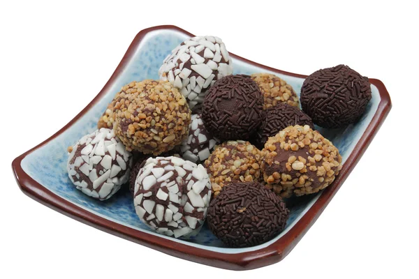 Různé čokoládové bonbony v modré misce — Stock fotografie
