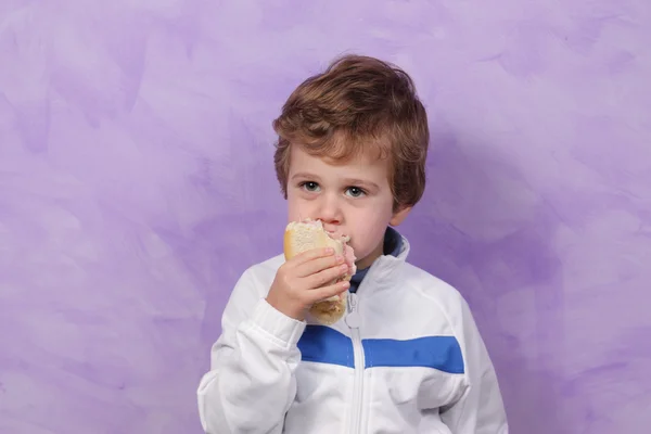 Child eating sandwich — Stock Photo, Image