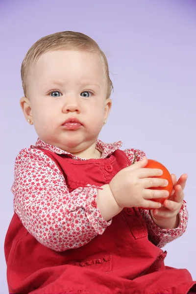 Dítě s červených šatech — Stock fotografie