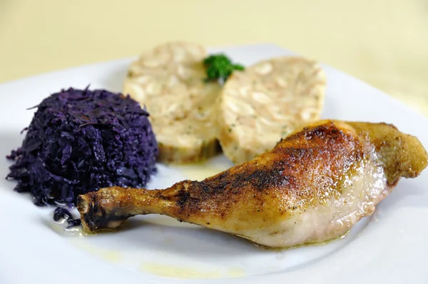 Чешская курица с пельменями, чешская кухня — стоковое фото