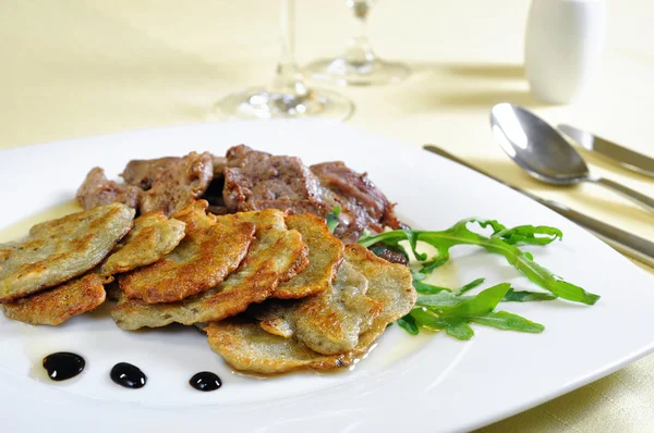 Медальоны из баранины с домашними картофельными блинами, чешская кухня — стоковое фото