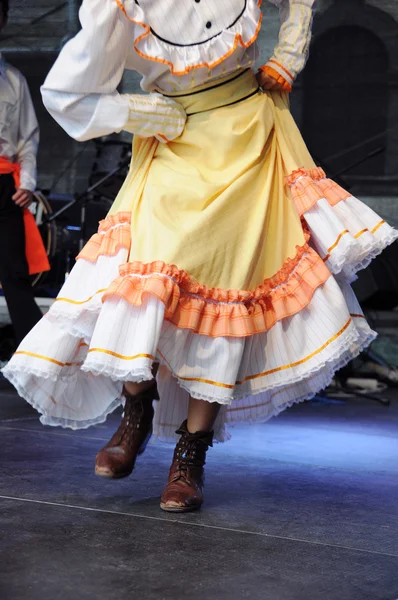 Χορό με παραδοσιακές φορεσιές — Stockfoto
