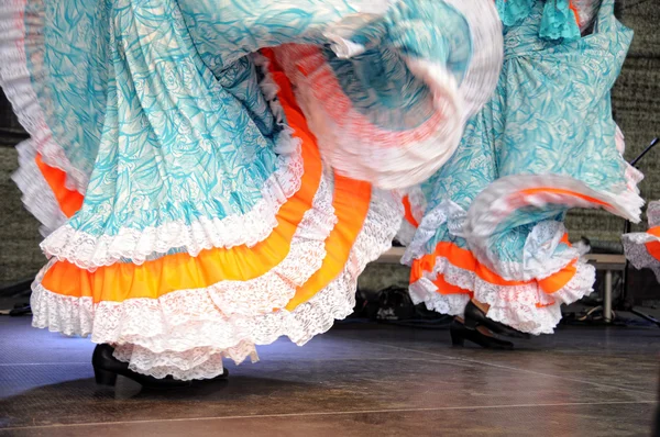 Taniec w tradycyjnych strojach — Zdjęcie stockowe