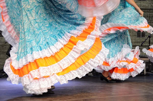Танцы в традиционных костюмах — стоковое фото