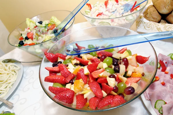 Mistura de frutas em uma tigela — Fotografia de Stock