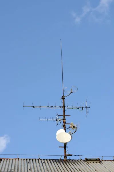 Telewizja z anteny satelitarne na dachu — Zdjęcie stockowe